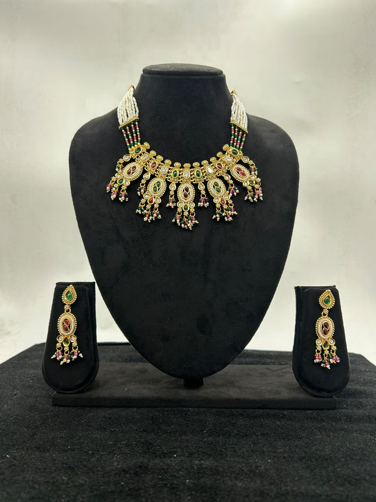 Ratna Vilas Choker